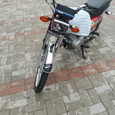 Honda bilkul saff sutra hai condition ok hai bass halki si kharshy hai