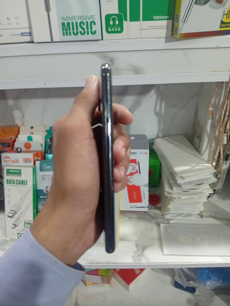Apple iPhone X 4