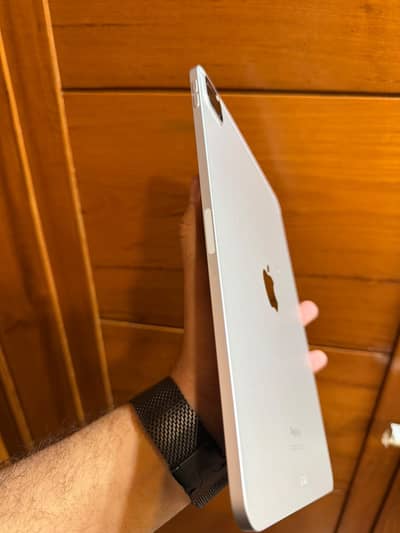 Title: Apple iPad  M2 256GB - Excellent Condition - Original Charg