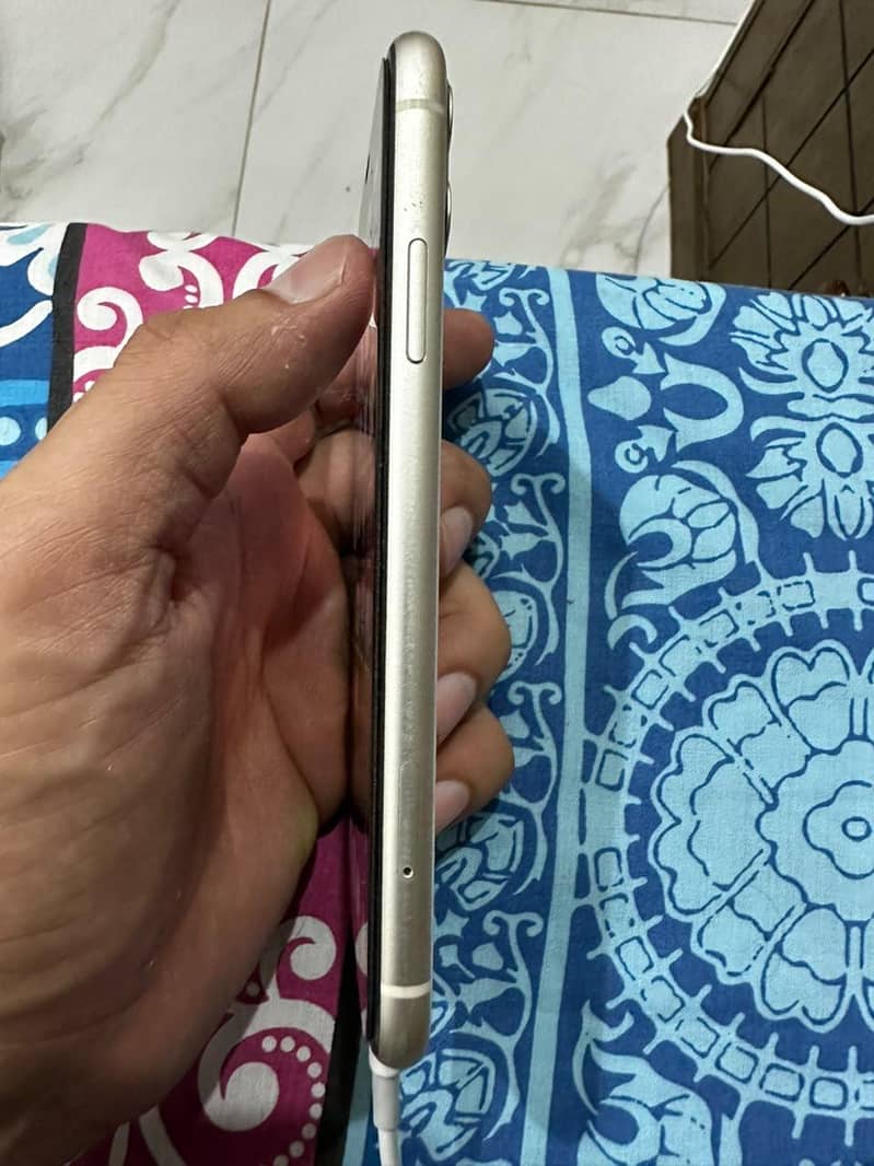 Apple iPhone 11 4