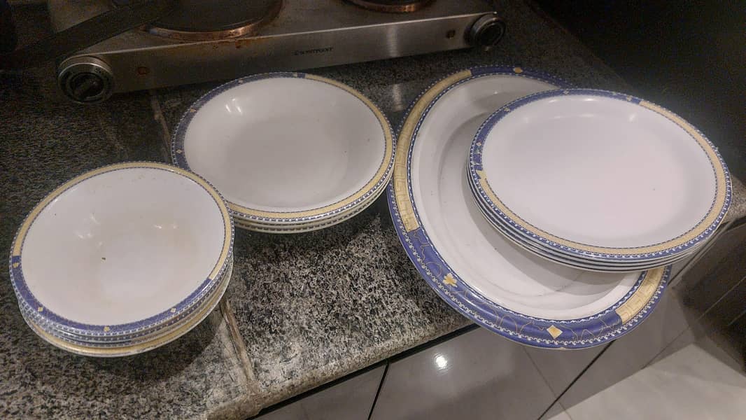 plastic  dinner set 0