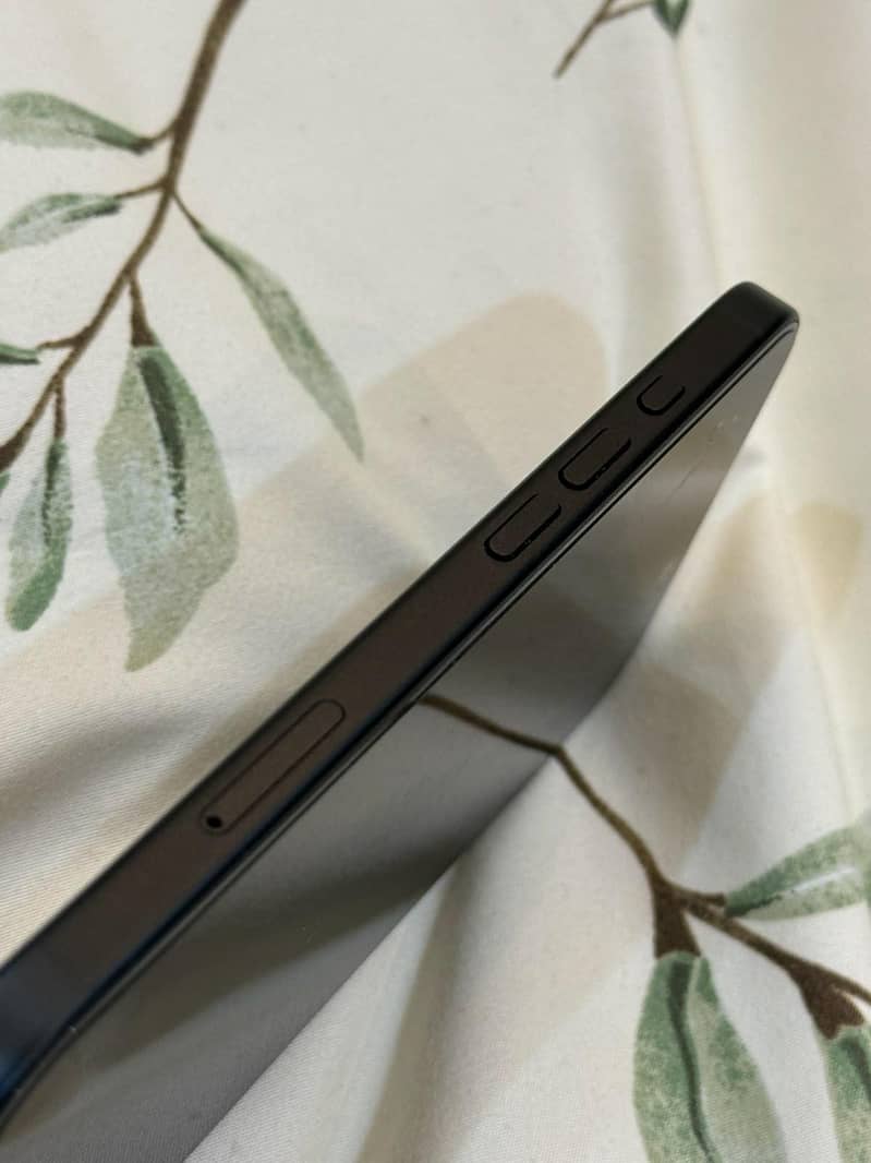 Apple iPhone 16 3