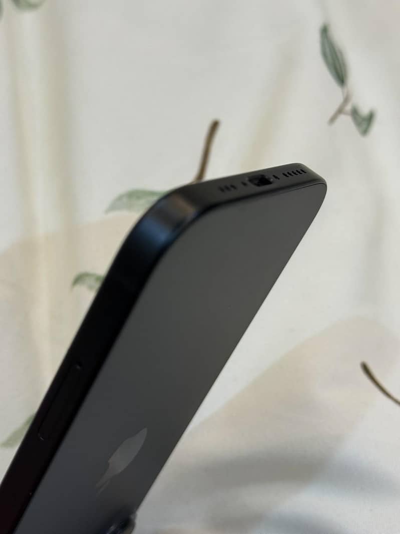 Apple iPhone 16 5