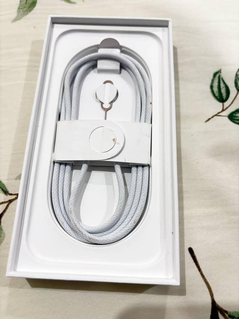 Apple iPhone 16 6