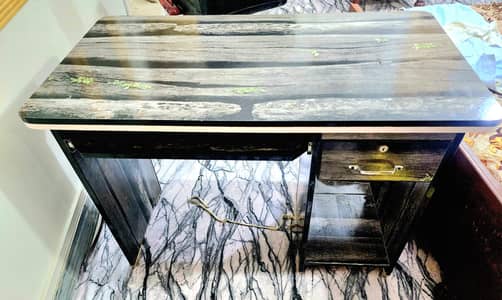 Computer Table for gaming and office use 9/10 condition with draw