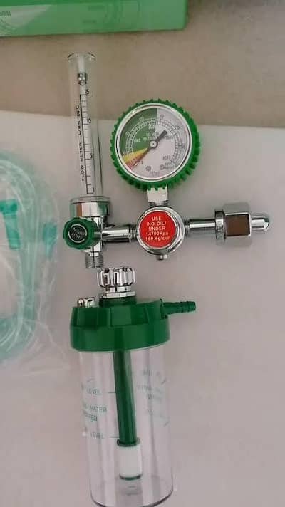 Oxygen Cylinder Regulator with Flow Meter (New, Box Missing)