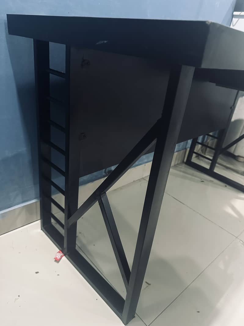 Laptop/Computer/Study Table 2
