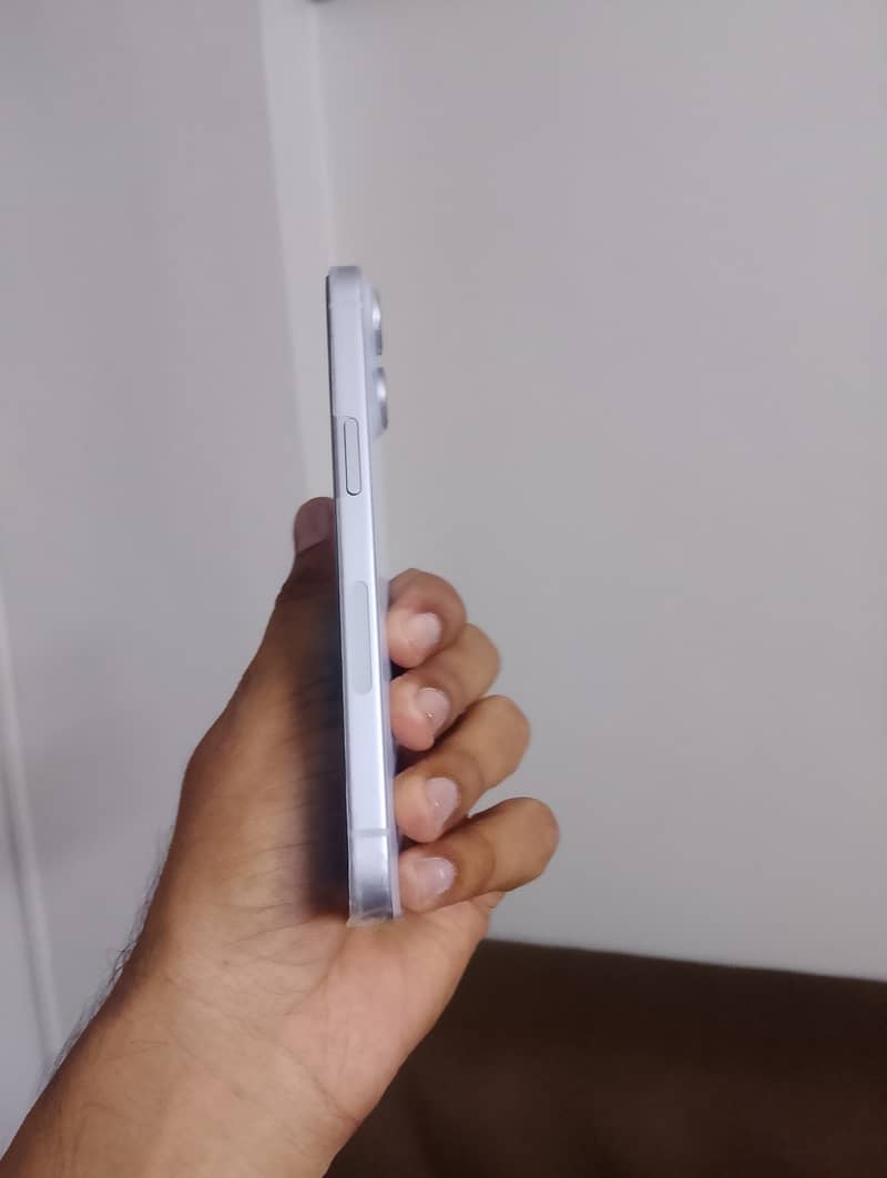 Apple iPhone 15 4