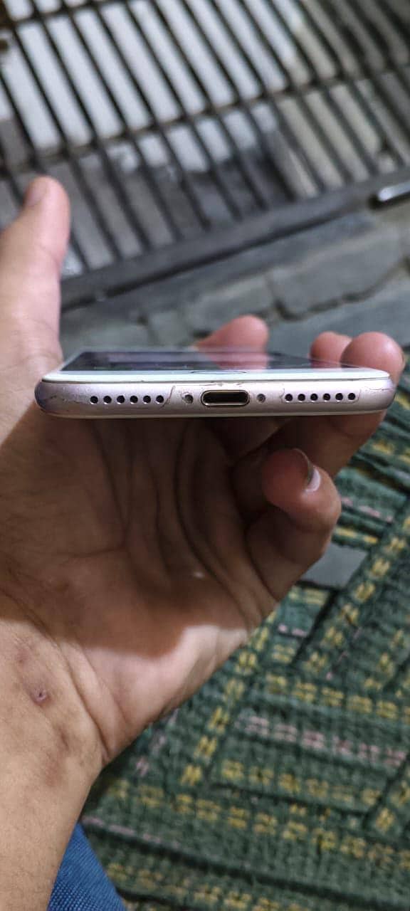 Apple iPhone 7 2