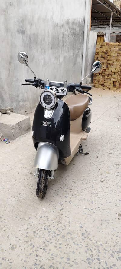 Electric scooty