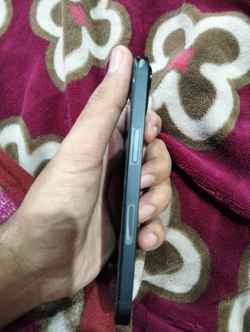 Apple iPhone 13 4