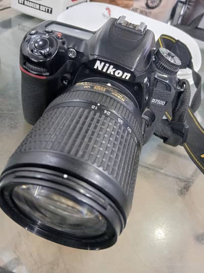 nikon D7500 with lense 18-140 and battery charger
