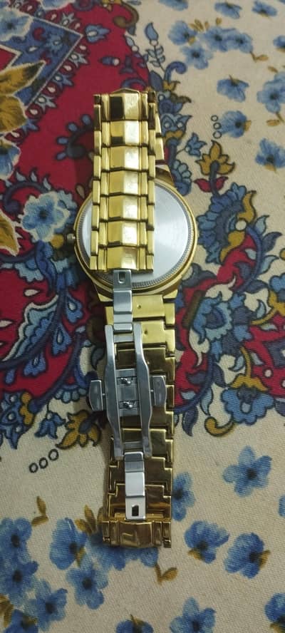 Golden Quartz Watch – Stylish Metal Strap – Good Condition