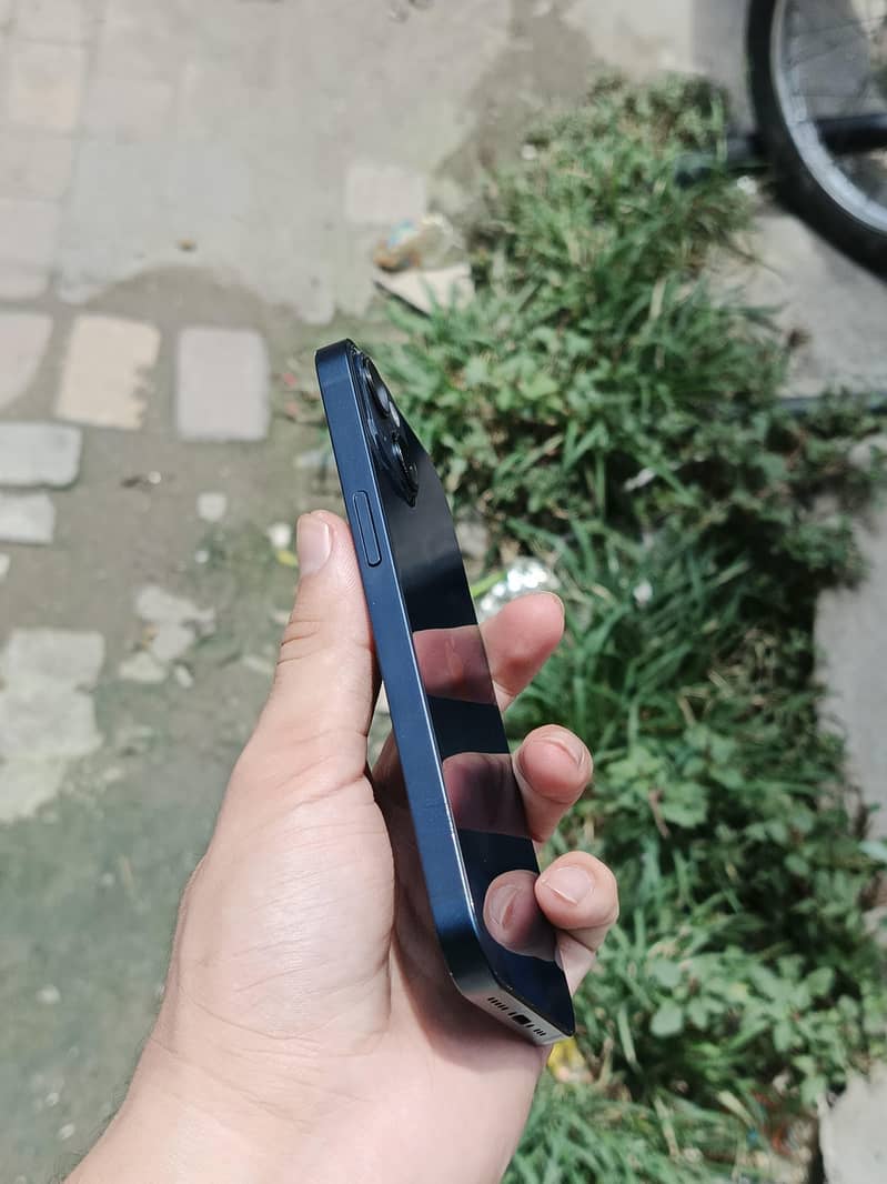 Apple iPhone 13 2