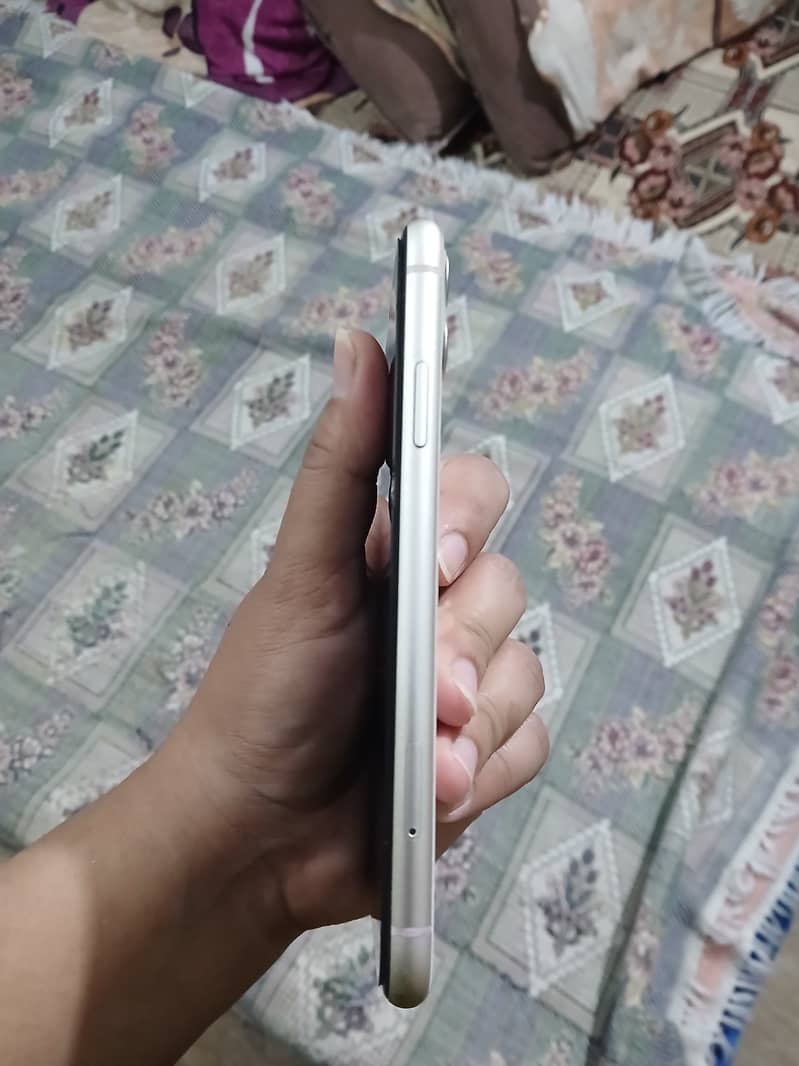 Apple iPhone 11 3