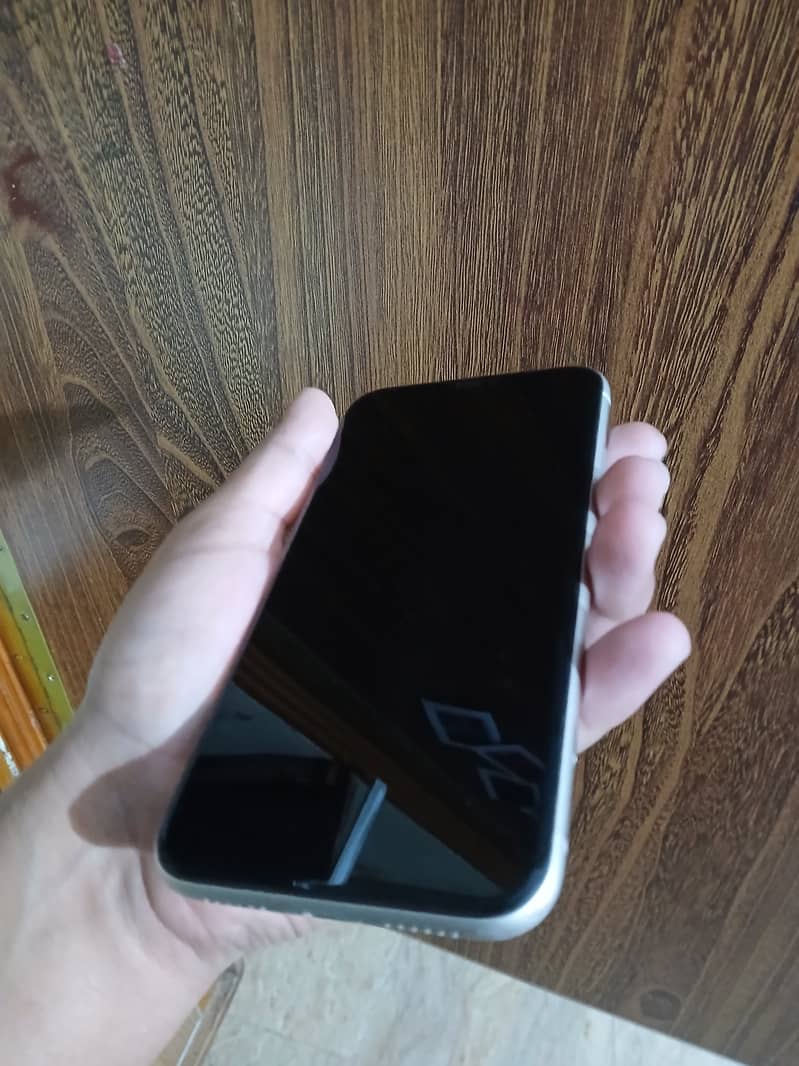 Apple iPhone 11 4