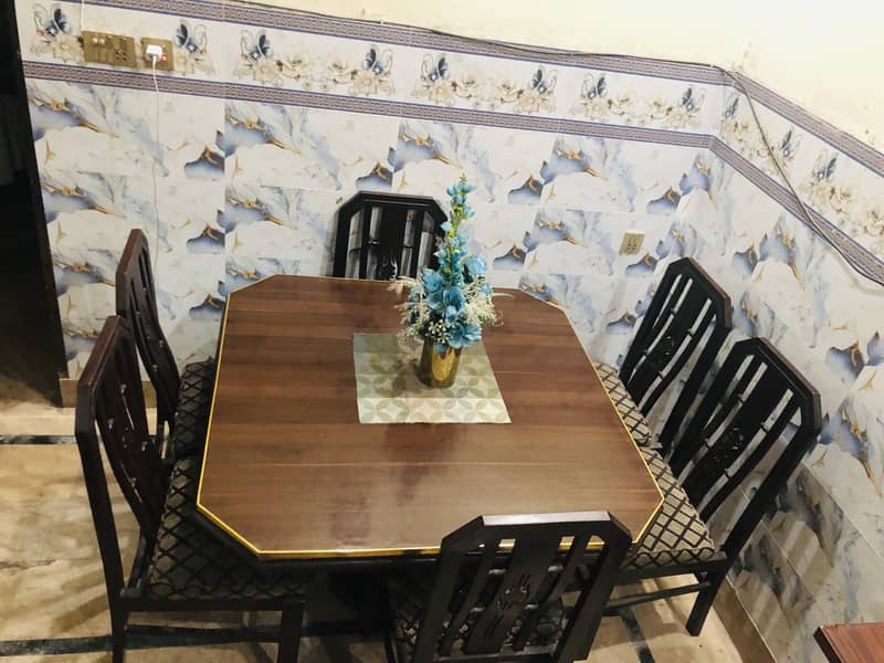 Dining Table & Chairs 0