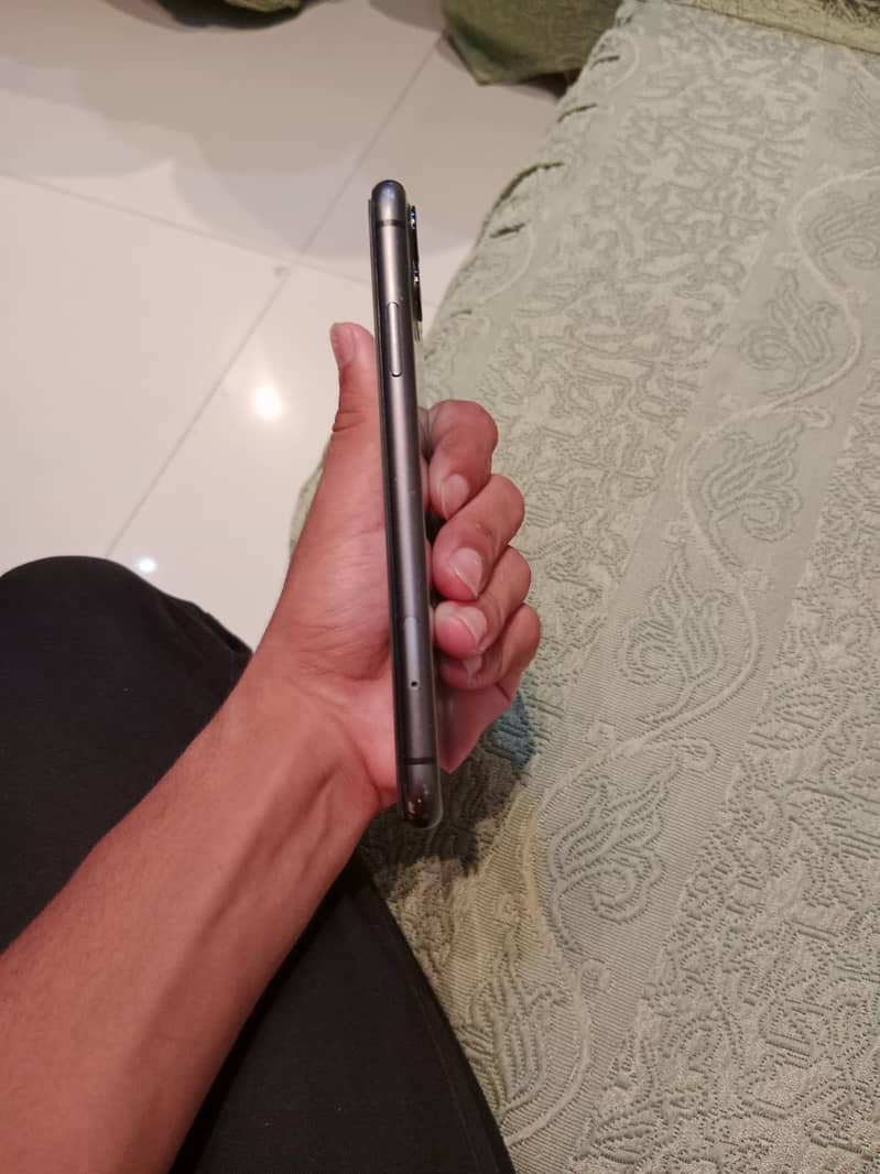 Apple iPhone 11 4