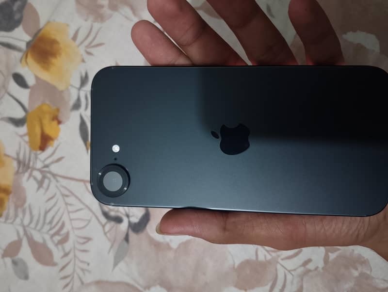Apple iPhone 16e 3