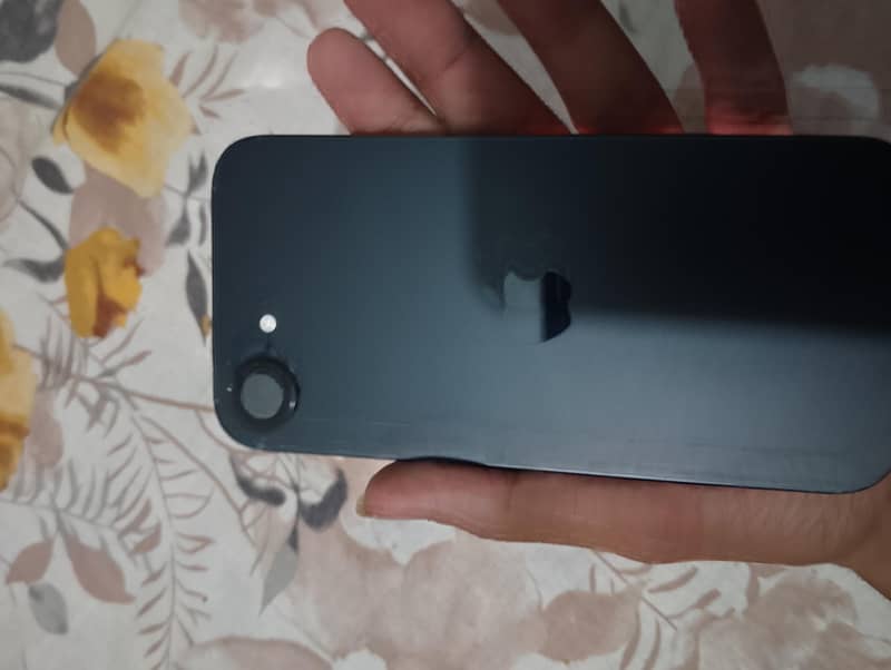 Apple iPhone 16e 4