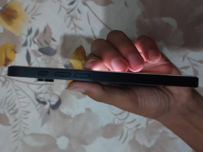 Apple iPhone 16e 5