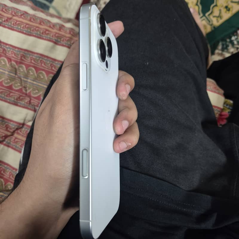 Iphone 16 pro max 3