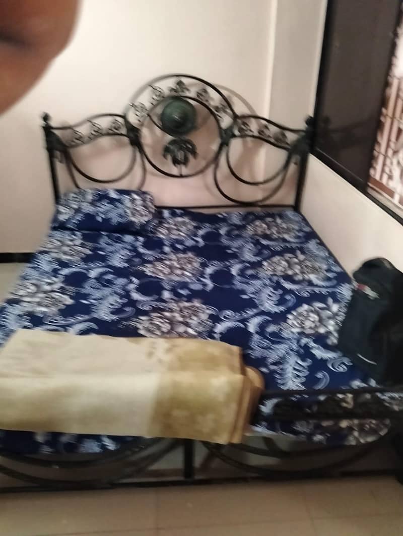 الماری /ڈریسنگ ٹیبل /آئرن۔ بد   .  .  .  . 2