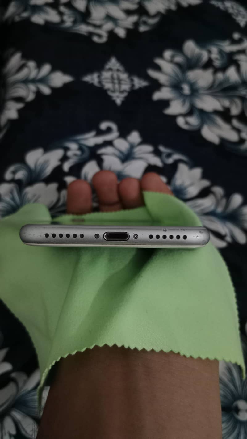 Apple iPhone 7 3
