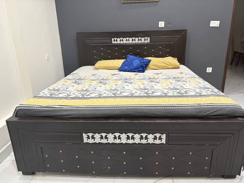 Bed and dressing Table 0