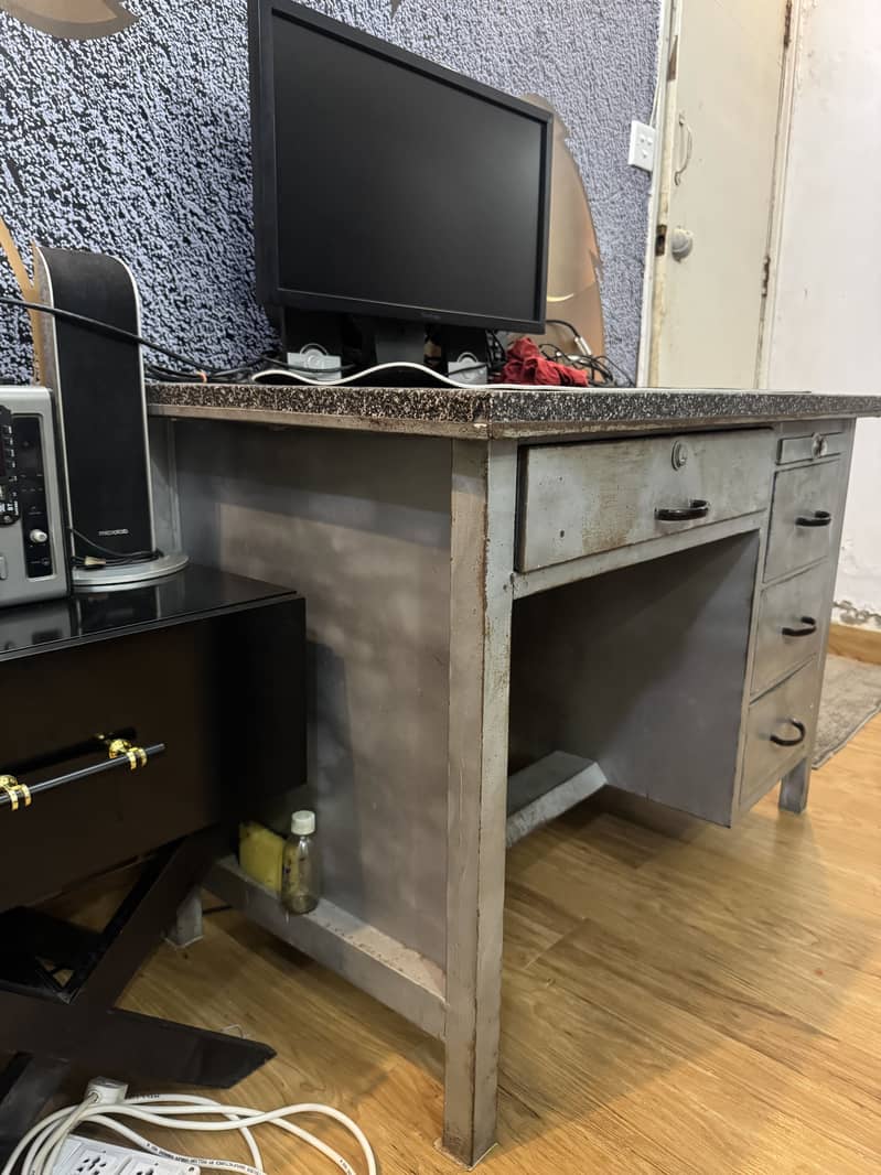 METAL COMPUTER/OFFICE TABLE 0