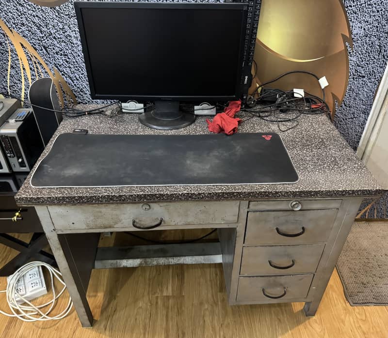 METAL COMPUTER/OFFICE TABLE 1