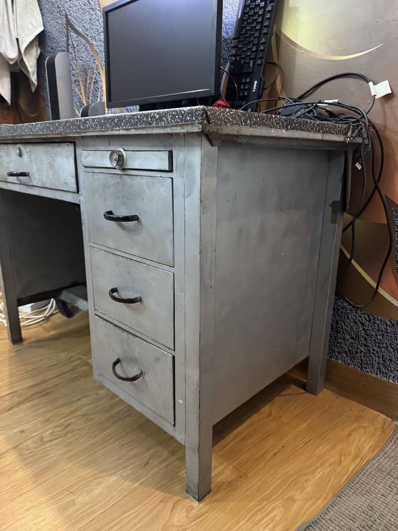 METAL COMPUTER/OFFICE TABLE 2