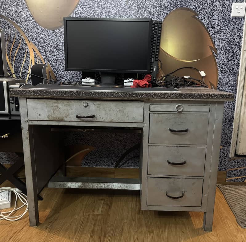 METAL COMPUTER/OFFICE TABLE 3