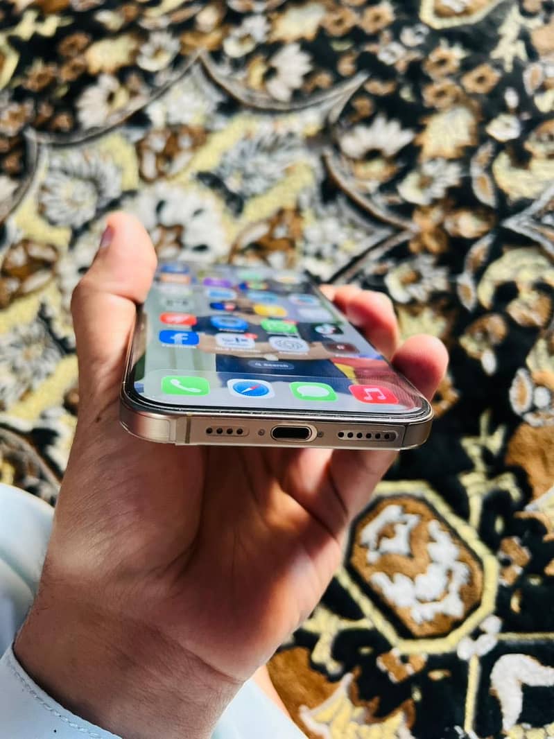 Iphone 16 pro max 4