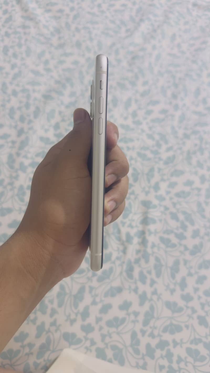 Apple iPhone 11 3