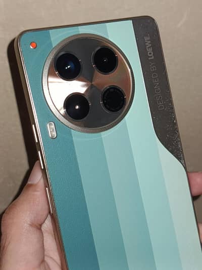 Tecno CAMON 30 LOEWE