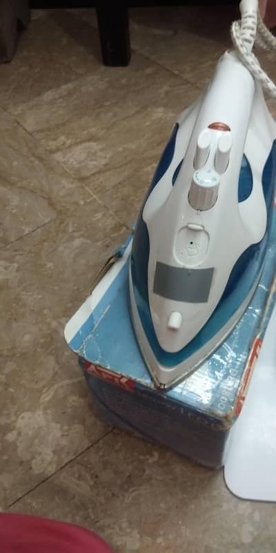 steam iron slightly used looks new