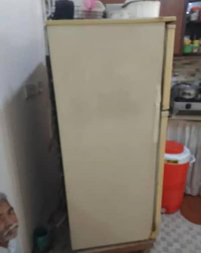 fridge med size in liyaqatabad details parhe 03112984471