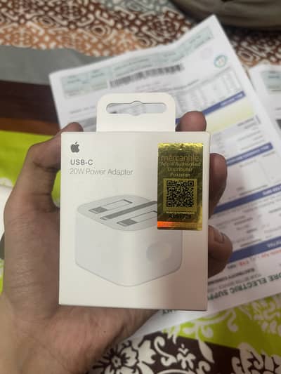 APPLE ORIGINAL CHARGER JUST DOX OPEN.