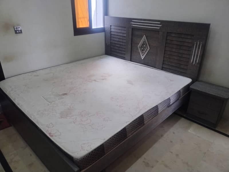 queen size bed 0