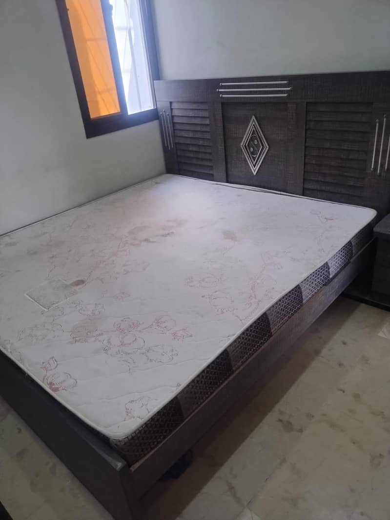 queen size bed 1
