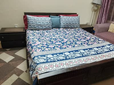 queen size bed with side tables
