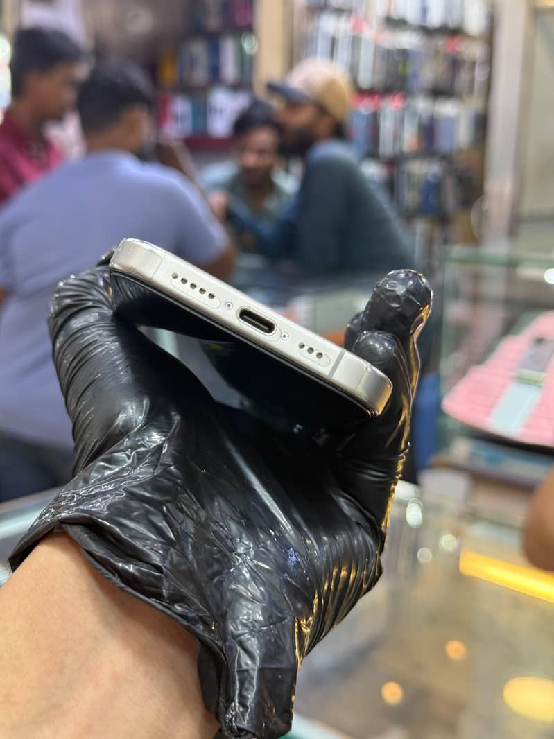 Apple iPhone 15 Pro 3