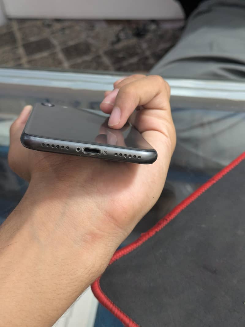 Apple iPhone 8 3