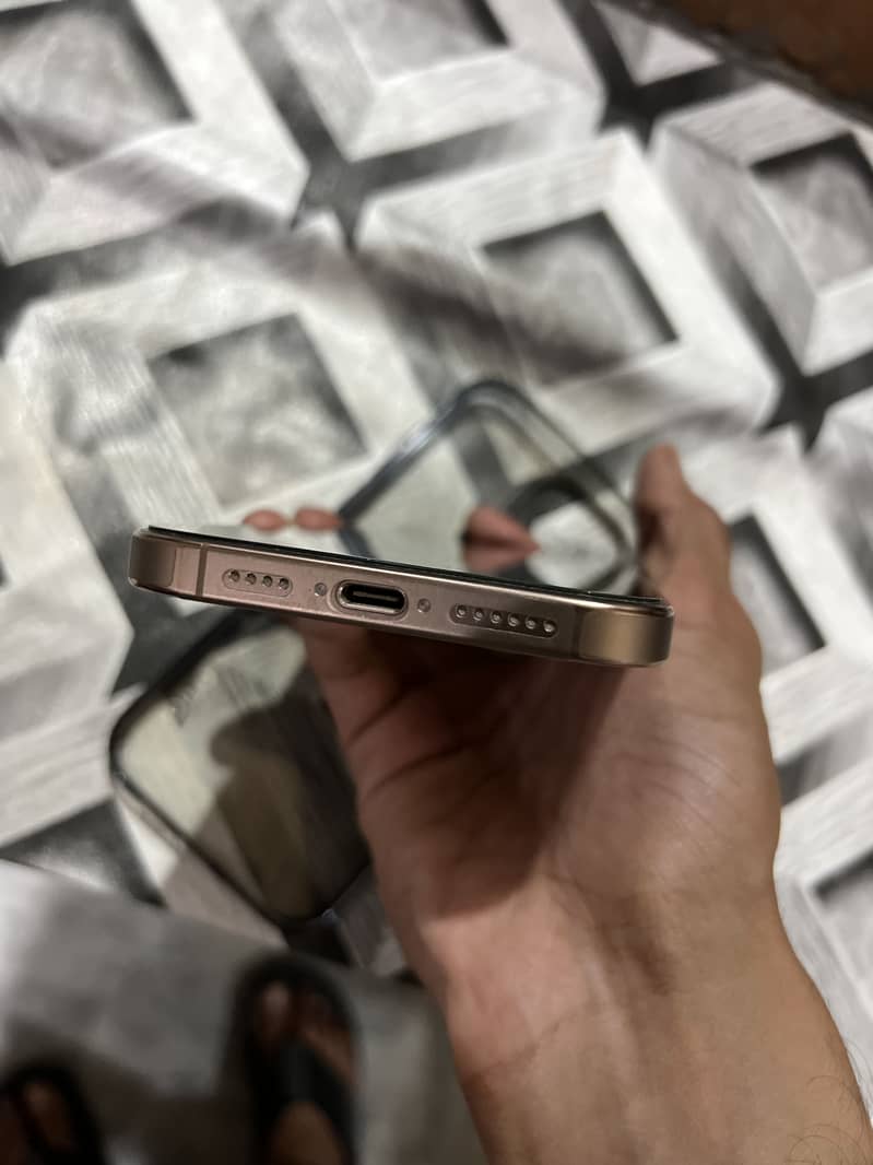 iPhone 16 Pro Max 3