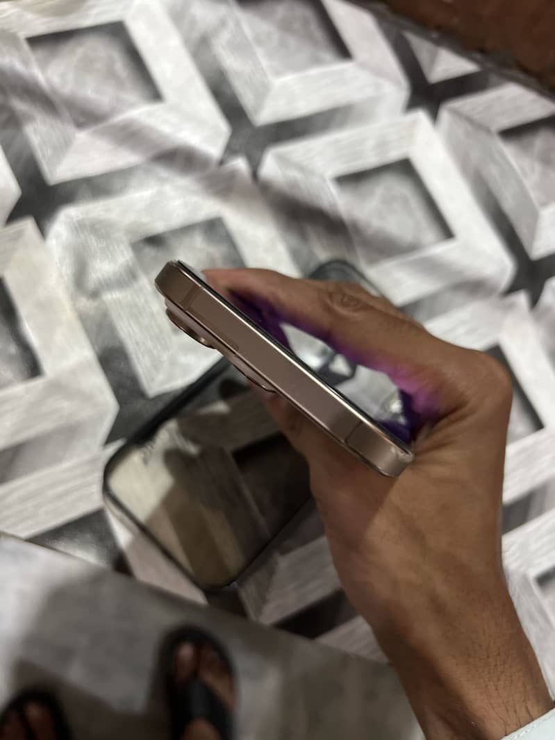 iPhone 16 Pro Max 4