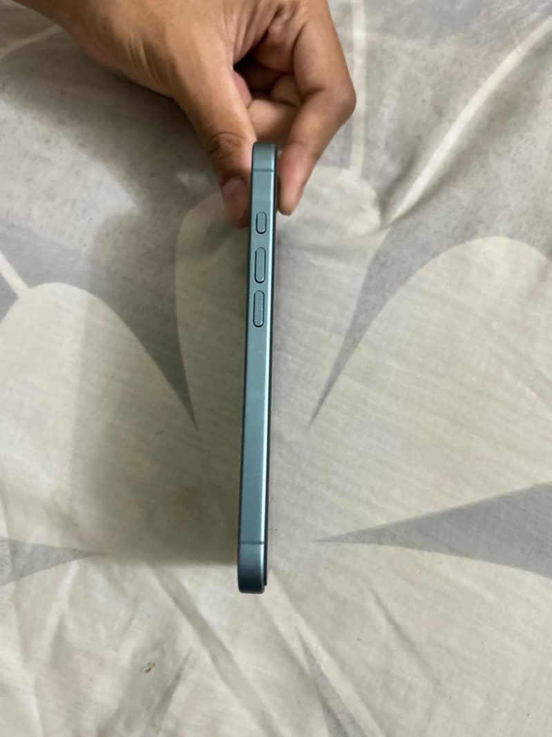 Apple iPhone 16 6