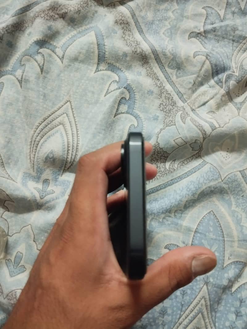 Apple iPhone 16 2