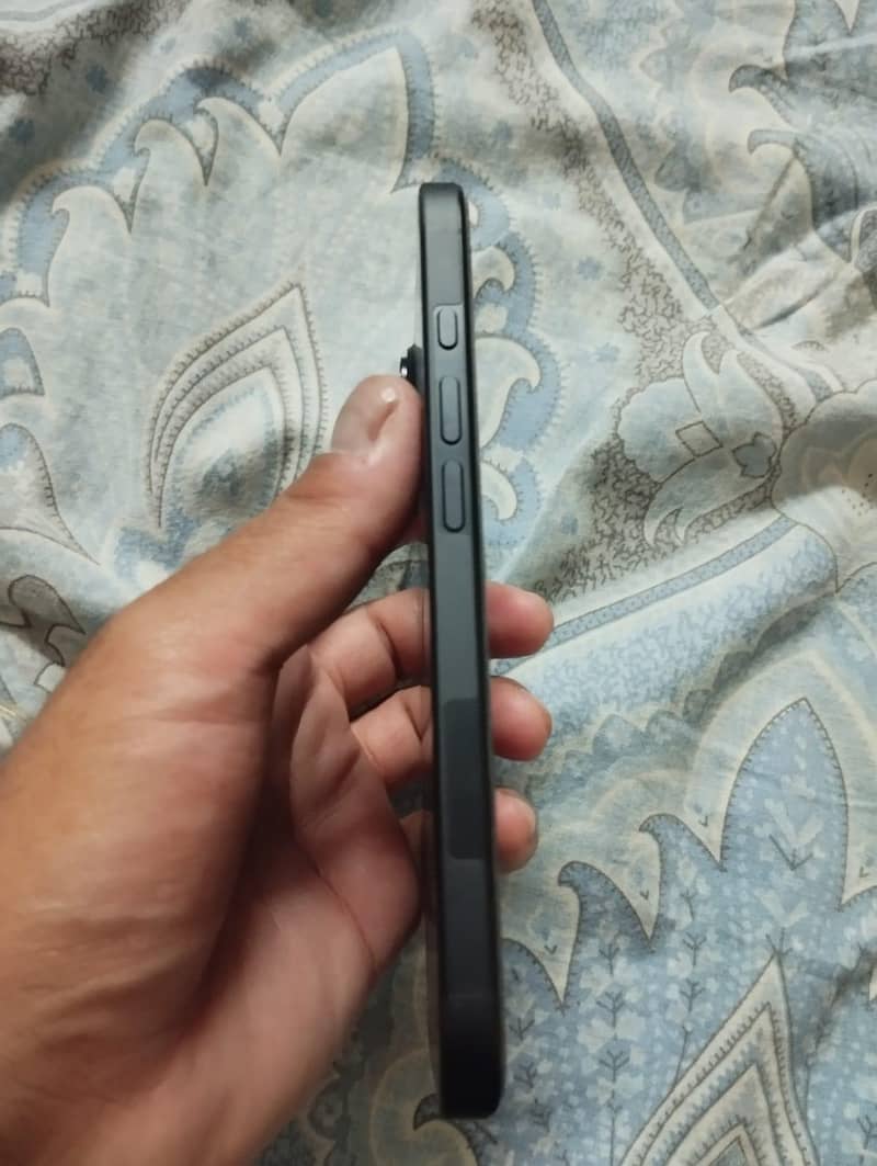 Apple iPhone 16 5
