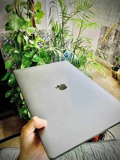 Macbook pro 2019 16 inches/urgent sale/. 10/10